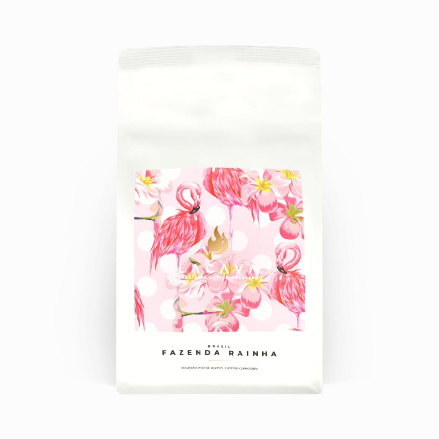 Białe opakowanie kawy Fazenda Rainha Lacava z różową etykietą i flamingiem